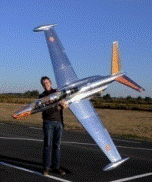 Aéromodéliste a construit avec un maquette volante